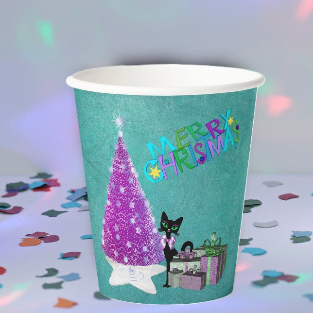 Rosa Weihnachtsbaum schwarze Katze verpackte Gesch Pappbecher (Merry Christmas pink silver tree, black cat, wrapped gifts on teal paper party drink cup for holiday)