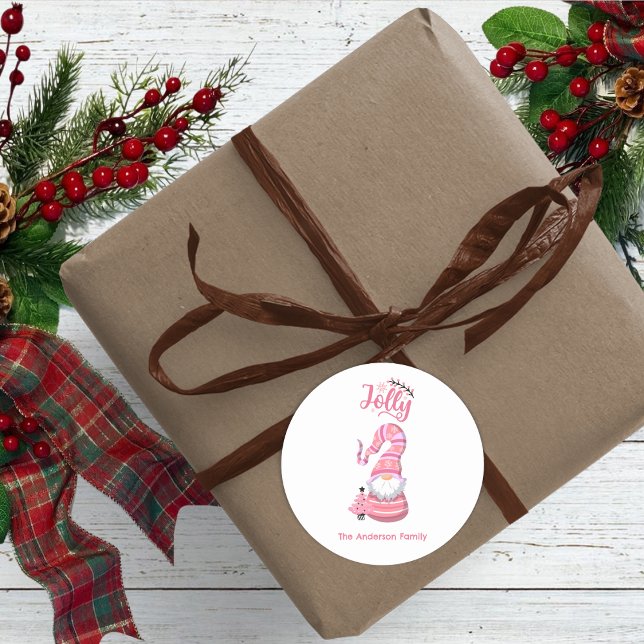 Rosa Weihnachtsbummel mit Baum Jolly Runder Aufkleber (Pink Christmas Gnome With Tree Jolly Classic Round Sticker - Personalized Festive Greeting)