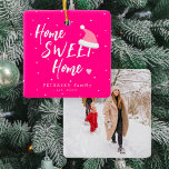 Rosa Weihnachtsfamilie FOTO name Zuhause Sweet Zuh Keramikornament<br><div class="desc">Moderne trendige lässige Typografie Zuhause Sweet Zuhause-Skript mit einem kleinen Herz und Weihnachtsmannmütze machen einen festlichen Weihnachtsfeiertag hübsch trendige Hot-Rosa-Baum-Ornament. Persönlich mit Ihrem Familiennamen und festem Jahr auf der Vorderseite und mit Ihrem Foto auf der Rückseite! Es kann eine schicke Baum-Dekoration für Ihre Zuhause während der Ferien oder ein nettes...</div>