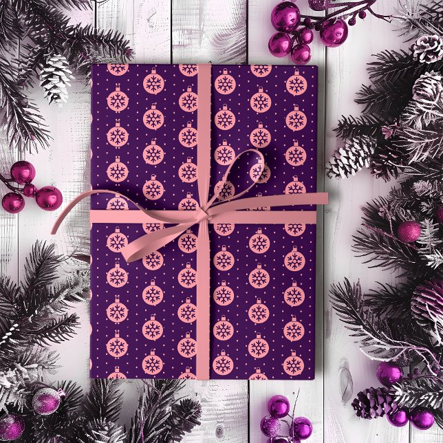 Rosa Weihnachtsschmuck auf Lila modernen Urlaub Geschenkpapier (Von Creator hochgeladen)