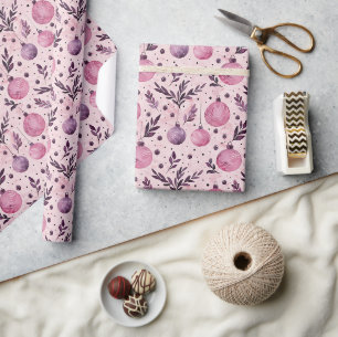 Rosa Weihnachtsschmuckmuster mit Winter Foliag Geschenkpapier