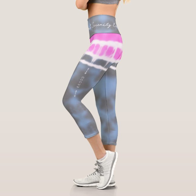 Rosa Weiß & Blau Gefärbte Krawatte Drehung Sway in Capri Leggings (Links)