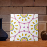 Rosa, weiß und gelb marokkanisches Muster mit Diam Fliese<br><div class="desc">Luxuriöses,  elegantes Design mit Keramik-Fliesen,  die in einem nahtlosen Muster aus geometrischen Formen in Pastellrosa,  Weiß und Gelb gehalten sind und mit rosa und gelben Diamanten verziert sind.</div>