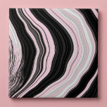 Rosa, weiß und schwarz-agate Marmoreffektfliesen Fliese<br><div class="desc">Diese moderne Kachel mit luxuriösem Marmoreffekt im agate-Stil und wirbelnden Rosa-, Weiß- und Schwarztönen verleiht dem Ganzen eine elegante und feminine Note. Es ist ideal für rosa Badezimmerakzente oder als glamouröser Brennpunkt in einem luxuriösen Schlafzimmer. Das abstrakte geode inspirierte Muster fügt jedem stilvollen Innenraum eine Touch von Eleganz und künstlerischem...</div>