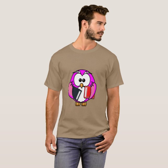 Rosa-weiße Eule, die einige Schulbücher hält T-Shirt (Vorne ganz)