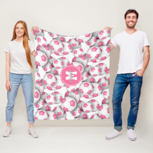 Rosa weiße Fußbälle Muster mit Monogramm Fleecedecke