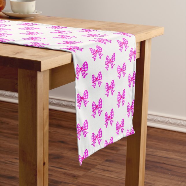 Rosa-weiße Gingham-Bogen Kurzer Tischläufer (Beispiel)