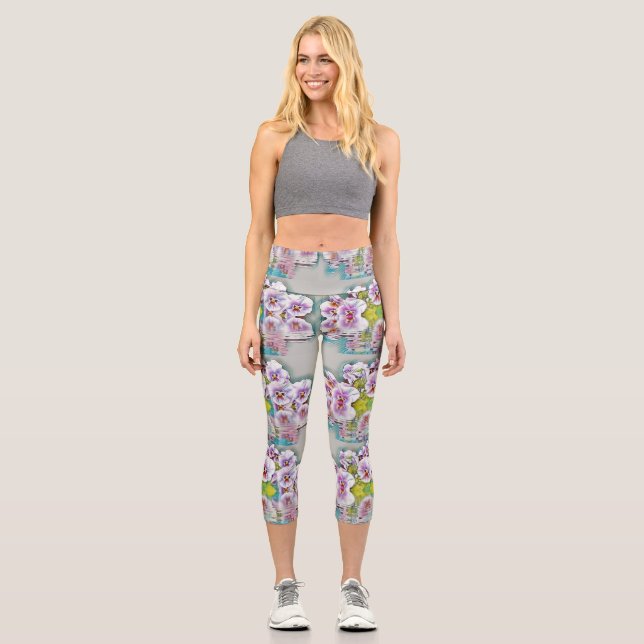 Rosa Weiße Stiefmütterchen in der Nähe von Wasser  Capri Leggings (Vorderseite)