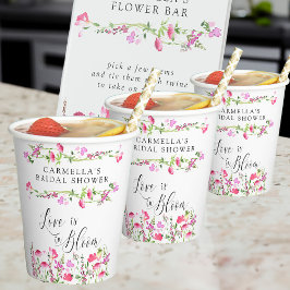 Rosa Wildblume Liebe ist im Bloom Brautparty Pappbecher