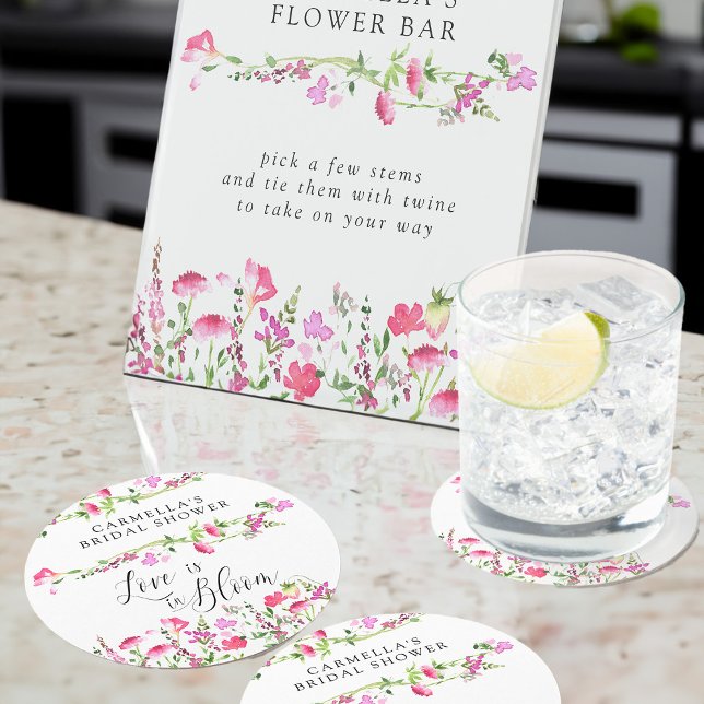Rosa Wildblume Liebe ist im Bloom Brautparty Runder Pappuntersetzer (Dainty floral personalized coasters from my Pink Wildflower Bridal Shower collection)