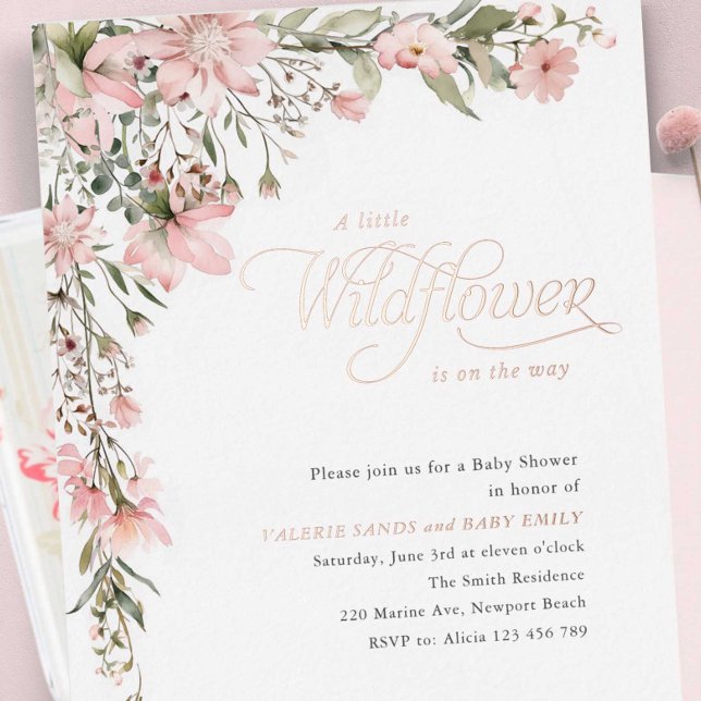 Rosa Wildblume und Grüne Babydusche Folieneinladung (Rose gold, pink little wildflower themed baby girl shower invitation.)