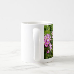 rosa Wildblumen auf der Tasse