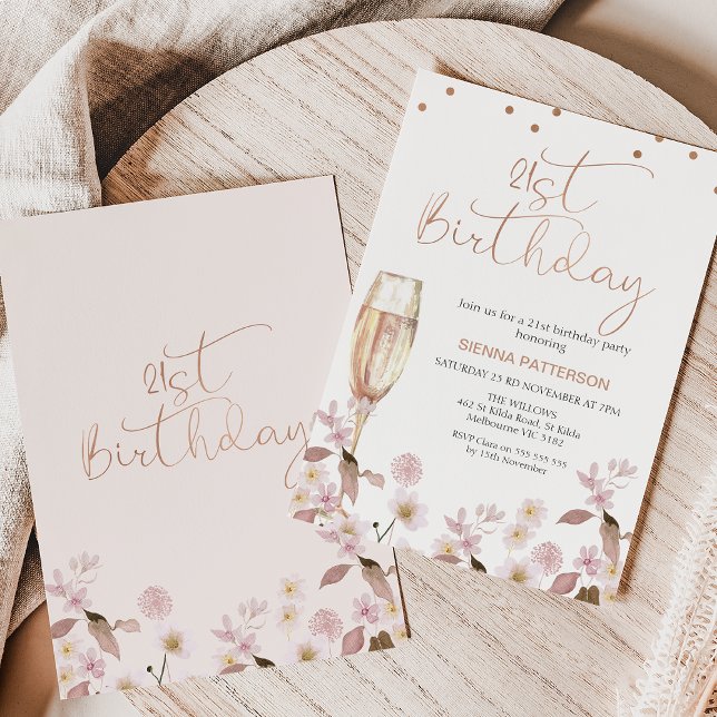 Rosa Wildblumen Glas 21. Geburtstag Einladung (Wildflowers and champagne glass 21st birthday invitation also featuring a faux rose gold heading.)