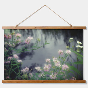 Rosa Wildblumen in der Nähe von Brook Wandteppich Mit Holzrahmen