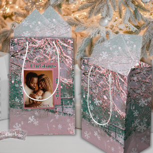 Rosa Winter-Weihnachtsfamilienfoto Mittlere Geschenktüte