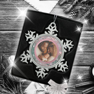 Rosa Winter Weihnachtsfamilienfoto Schneeflocken Zinn-Ornament