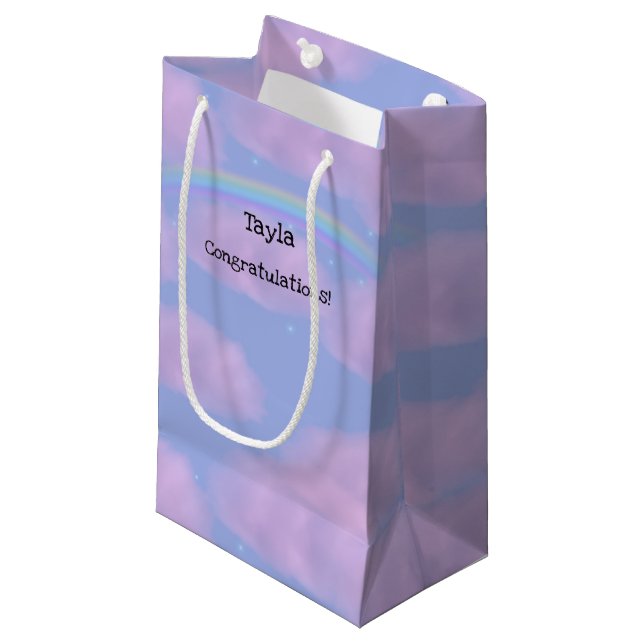 Rosa Wolken und Personalisierte Regenbogenbeutel Kleine Geschenktüte (Vorderseite Schrägansicht)