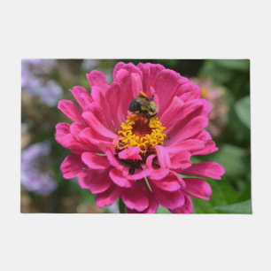 Rosa Zinnia und Hummel im Freien Kissen Fußmatte