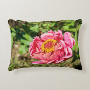 Rosa Zinnie mit gelber Mitte Dekokissen