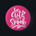 Rosa zu Niedlich, um Halloween zu sprechen Button<br><div class="desc">Zu niedlich,  um zu kochen! Dieser anpassbare Halloween-Button-Button zeichnet sich durch niedliche Handschrift und einen Bogen-Akzent aus. Personalisieren Sie diese,  indem Sie Ihre Daten hinzufügen. Dieser hübsche Knopf ist perfekt als Halloween-Geschenk. Matching-Elemente sind verfügbar.</div>