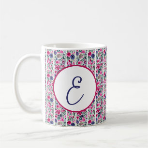 rosafarbene und blaue Blumen und weiße Streifen mi Kaffeetasse