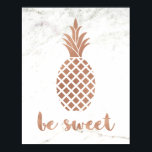 Rose Ananas auf weißem Marmor | Seid süß Poster<br><div class="desc">Dieses stilvolle Poster mit einem Imitat Rose Gold-Look (nicht Goldfolie) auf einem Hintergrund aus weißem Marmor. Eine Ananas wird in trendiger Typografie zusammen mit den Worten "sei süß" vorgestellt.</div>