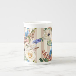 Rose, Anemone, Orchideen auf cremigen Streifen. Prozellantasse