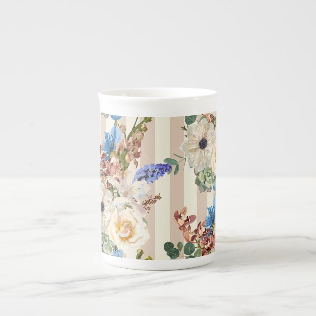 Rose, Anemone, Orchideen auf cremigen Streifen. Prozellantasse (Vorderseite)