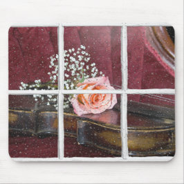 Rose auf Geige im Nassfenster Mousepad