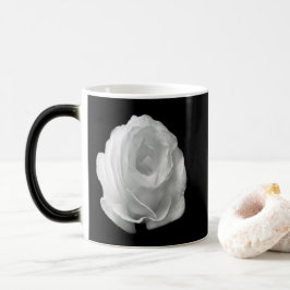 Rose auf schwarzem Hintergrund Verwandlungstasse