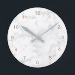 Rose aus Marmor Runde Wanduhr<br><div class="desc">Moderne Wanduhr mit goldenen Rose auf grauem Marmorboden. Diese schicke und stilvolle Wanduhr ist ein großartiges Geschenk für sie.</div>