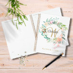 Rose Bloral Gold Script Monogram 2023 Planer<br><div class="desc">Hübscher Monografie 2023-Planer mit einem schönen Skriptnamen und einem vergoldeten Initial,  der durch eine zarte Aquarellgarage mit blühender Rose gerahmt ist. Personalisieren Sie sich,  um ein besonderes Geschenk zu erhalten! Entwickelt von Thisisnotme©</div>