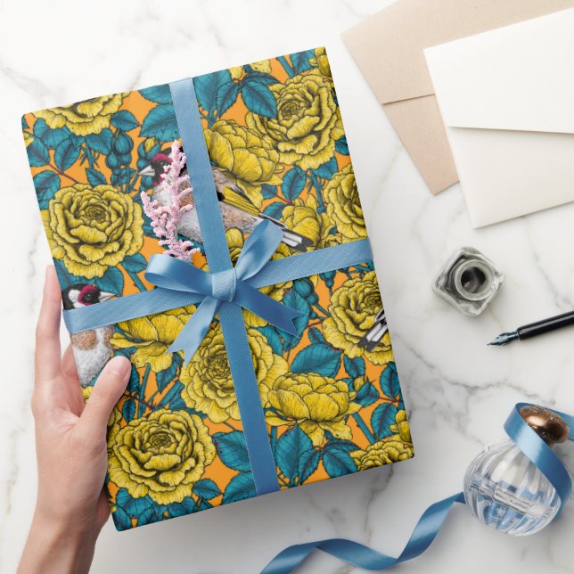 Rose Blume und Goldflossenvögel Geschenkpapier (Schenken)
