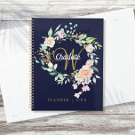 Rose Blumenschrift Monogram Navy Blue Gold Planer<br><div class="desc">Hübscher Monogramm-Planer mit einem schönen weißen Skriptnamen mit einem vergoldeten Initial,  der durch eine zarte Aquarellgarland mit blühender Rose auf marinebaublauem Hintergrund gerahmt ist. Personalisieren Sie sich,  um ein besonderes Geschenk zu erhalten! Entwickelt von Thisisnotme©</div>