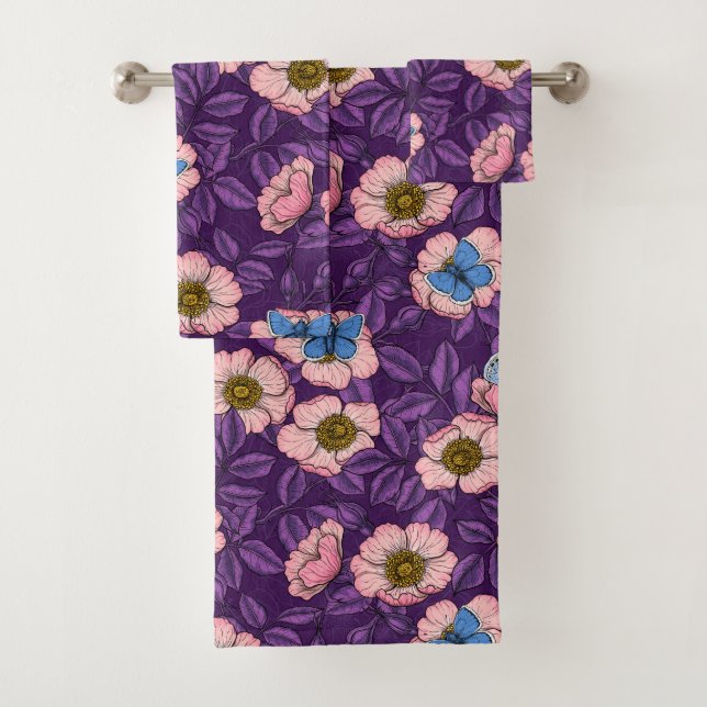 Rose de chien et papillons en rose et violet (En situation)