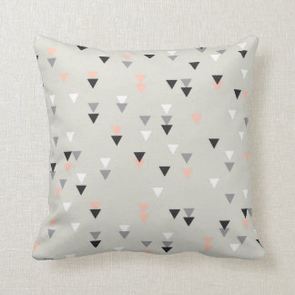 Rose et gris géométriques de coussin de triangle