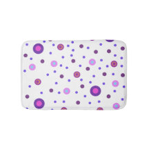 Rose et tapis de bain à pois pourpre