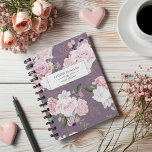 Rose Garden Mauve Personalisiert Planer<br><div class="desc">Planer mit sanften, blüschigen Rose gepaart mit goldenen Schablonenstiften Blätter auf einem lila Hintergrund. In unserem Shop finden Sie passende Artikel aus dieser Kollektion für Büro- und Privatzwecke.</div>