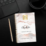 Rose gold agate monogram Logo Business 2025 Planer<br><div class="desc">Diese Agenda ist für die beruflichen, die gerne ihren Zeitplan behalten organisiert, aber auch will einen schönen Raum, um alle ihre wichtigen Informationen behalten. Dieser Planer bietet Ihnen Platz für wichtige Termine und Termine während der ganzen Woche. Das Cover ist in Rose mit goldfarbenem und weißem Marmorboden mit Firmenlogo, Titel,...</div>