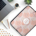 Rose Gold Blume Muster und Monogramm Laptopschutzhülle<br><div class="desc">Ein Muster staubiger Rose farbiger Blume gemischt mit größeren Blume. Die größeren Blume haben eine subtile Rose goldene Textur. Dieses abstrakte Blumenmuster wiederholt sich endlos, sodass Sie die Größe ändern können, um das Design zu verändern. Dieses Muster ist subtil, hübsch und trendig mit einem kleinen Hauch von Glitzer. Passen Sie...</div>
