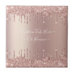 Rose Gold Blush Glitzer Sparkeln Tropfen Benutzerd Fliese<br><div class="desc">Rose Gold Blush Glitzer Sparkle Tropfen Custom Text Pink Modern - Fügen Sie Ihren einzigartigen Text oder Entfernen Text - Make Your Special Gift - Neu vergrössern und verschieben oder entfernen und fügen Sie Text / Elemente mit Anpassungstool. Design von MIGNED. Bitte schauen Sie sich meine anderen Projekte an. Sie...</div>