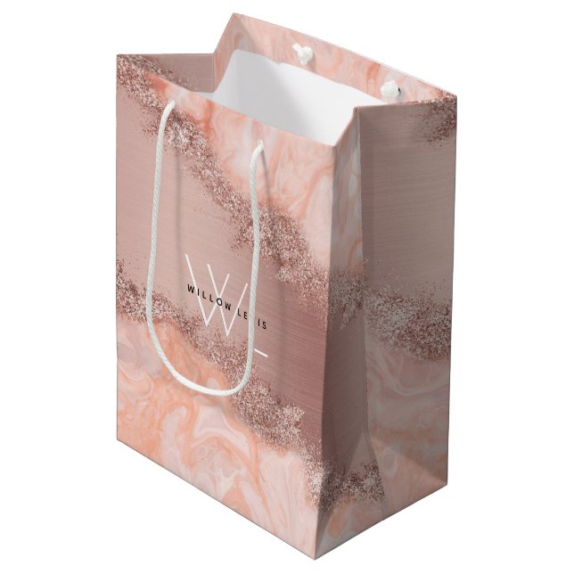 Rose Gold Blush Pink Agate Geode Glitzer Monogram Mittlere Geschenktüte (Vorderseite Schrägansicht)