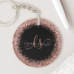 Rose Gold Blush Pink Glitter Glam Monogram Name Schlüsselanhänger<br><div class="desc">Glam Rose Gold Glitter Elegant Monogram Keychain. Easily personalize this trendy chic keychain design featuring elegant rose gold sparkling glitter on a black background. The design features your handwritten script monogram with pretty swirls and your name.</div>