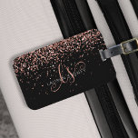 Rose Gold Blush Pink Glitzer Glam Monogram Name Gepäckanhänger<br><div class="desc">Glam Rose Gold Glitzer Elegante Monogram Gepäckmarke. Dieses schicke Gepäckanhänger-Design mit elegantem goldglänzenden Glitzer in der Rose auf schwarzem Hintergrund ist einfach zu personalisieren. Das Design enthält Ihr handgeschriebenes Skriptmonogramm mit hübschen Wirbel und Ihrem Namen.</div>