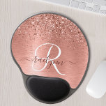 Rose Gold Brushed Metal Glitzer Monogram Name Gel Mousepad<br><div class="desc">Dieses schicke Mousepad-Design mit hübschem Rose-goldenem Glitzer auf einer Rose mit goldgelb gebürstetem metallischem Hintergrund ist einfach zu personalisieren.</div>