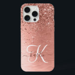 Rose Gold Brushed Metal Glitzer Monogram Name iPhone 15 Pro Max Hülle<br><div class="desc">Dieses schicke Gehäuse mit hübschem vergoldeten Glitzer aus Rose auf einer Rose mit goldgebürstetem metallischem Hintergrund ist einfach zu personalisieren.</div>