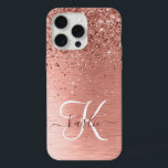 Rose Gold Brushed Metal Glitzer Monogram Name iPhone 15 Pro Max Hülle<br><div class="desc">Dieses schicke Gehäuse mit hübschem vergoldeten Glitzer aus Rose auf einer Rose mit goldgebürstetem metallischem Hintergrund ist einfach zu personalisieren.</div>