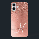 Rose Gold Brushed Metal Glitzer Monogram Name iPhone 16 Plus Hülle<br><div class="desc">Dieses schicke Gehäuse mit hübschem vergoldeten Glitzer aus Rose auf einer Rose mit goldgebürstetem metallischem Hintergrund ist einfach zu personalisieren.</div>
