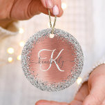 Rose Gold Brushed Metal Glitzer Monogram Name Keramik Ornament<br><div class="desc">Dieses trendige und schicke Ornament-Design mit hübschem silberglänzenden Glitzer auf einer Rose mit goldgebürstetem metallischem Hintergrund ist einfach zu personalisieren.</div>