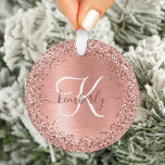 Rose Gold Brushed Metal Glitzer Monogram Name Ornament<br><div class="desc">Dieses trendige,  schicke Ornament-Design mit hübschen Rose goldglänzenden Imitaten Glitzer auf einer Rose goldgebürsteten metallischen Hintergrund leicht personalisieren.</div>